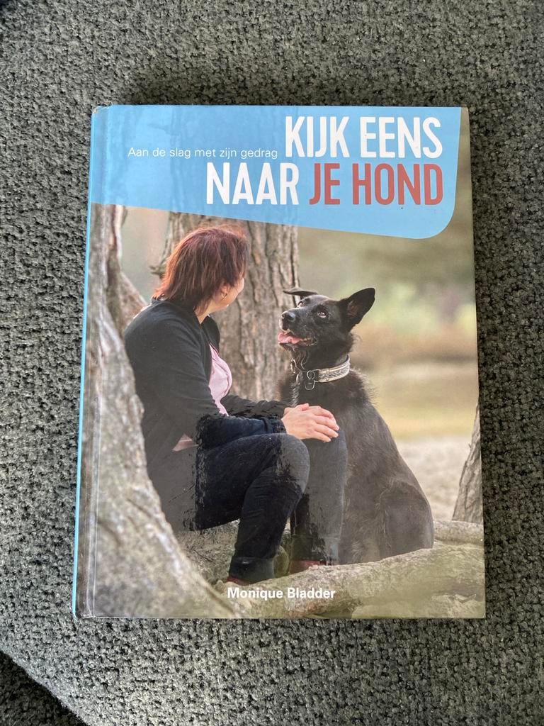 Kijk Eens Naar Je Hond - Monique Bladder (Hondenboek), Boeken, Ophalen of Verzenden, Gelezen, Honden