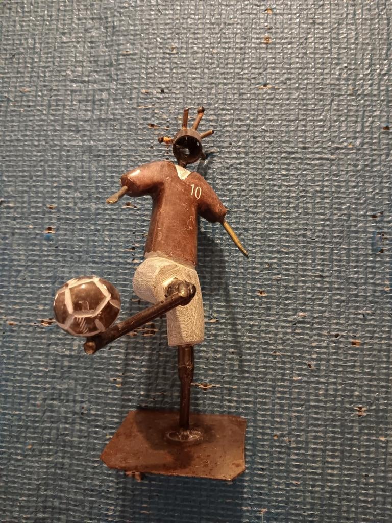 Voetballer beeldje van steen en metaal - 20 cm hoog, Ophalen of Verzenden