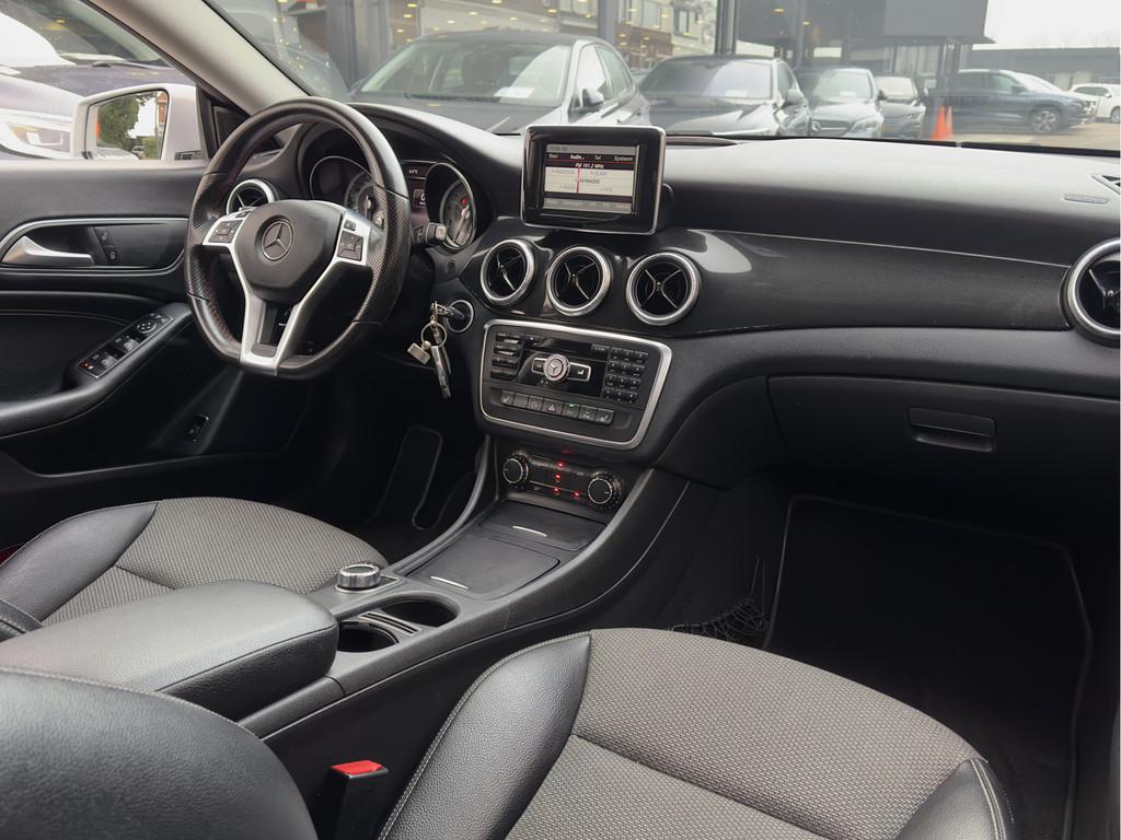 Mercedes-Benz CLA-Klasse 200 AUT6 AMG-LINE LEDER NAVI CAMERA, Auto's, Gebruikt, Zwart, 715 kg, Leder en Stof