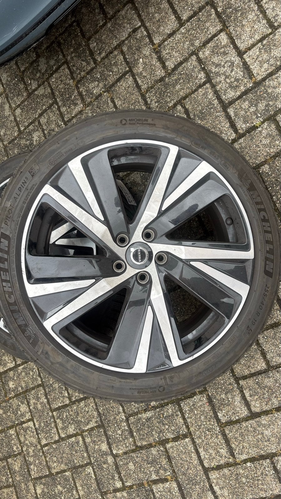 Set van 4 Volvo velgen met banden, profiel 5-6mm, Gebruikt, 255 mm, Banden en Velgen, Winterbanden