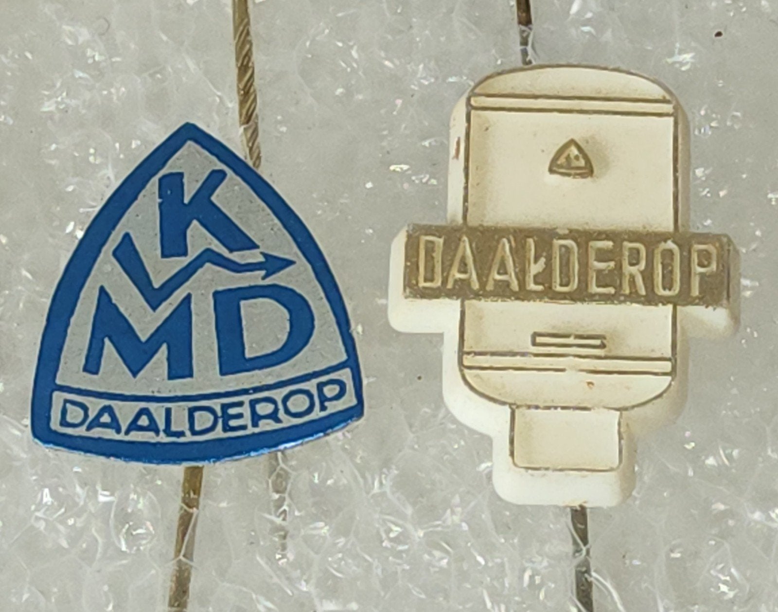 2 Daalderop Speldjes - Vintage Reclame, Verzamelen, Ophalen of Verzenden, Gebruikt, Merk, Speldje of Pin