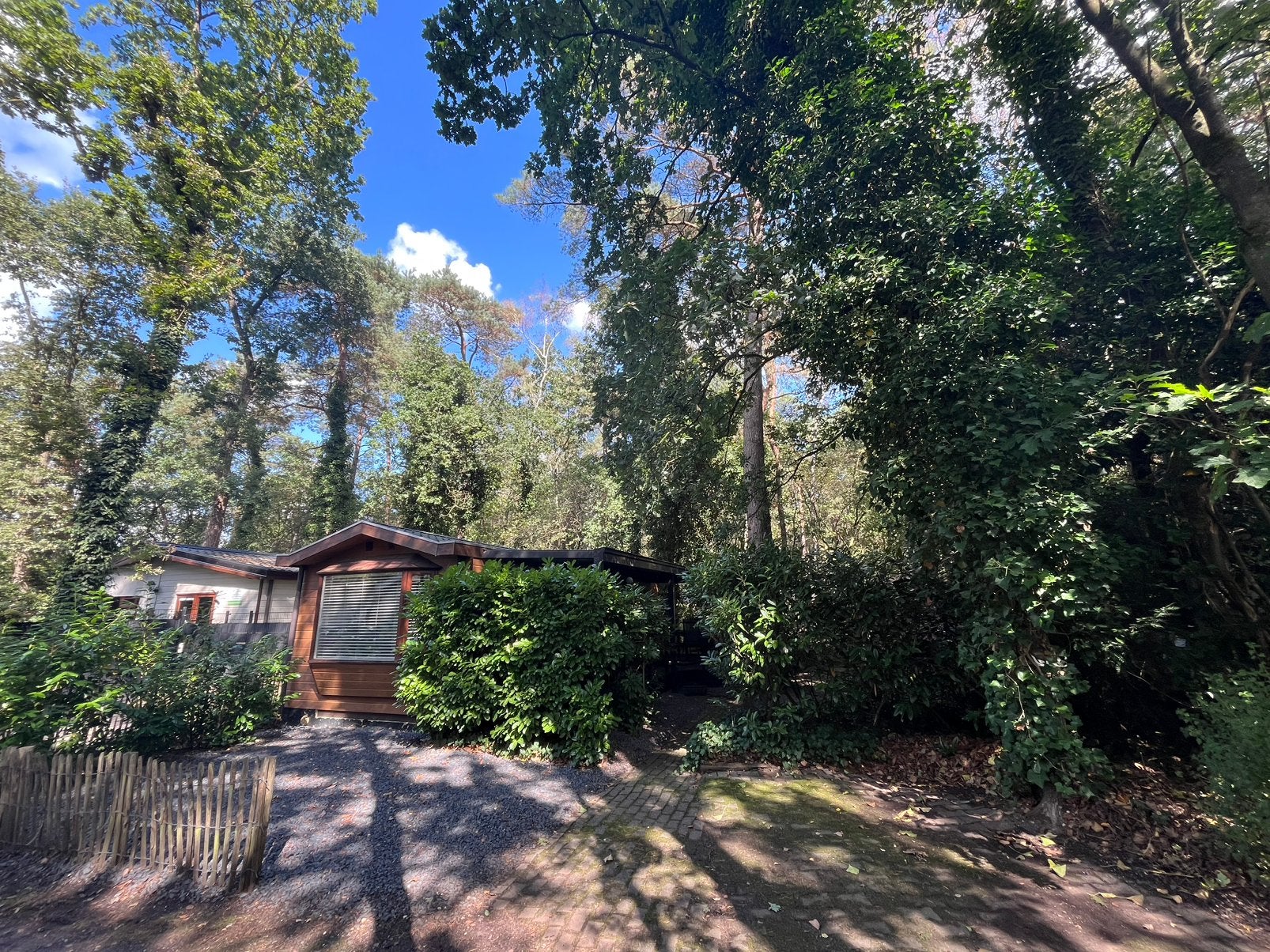 Prachtig chalet met overdekte veranda - Veluwe - Hond, 2 slaapkamers, Recreatiepark, Gelderland en Veluwe, Chalet, Bungalow of Caravan