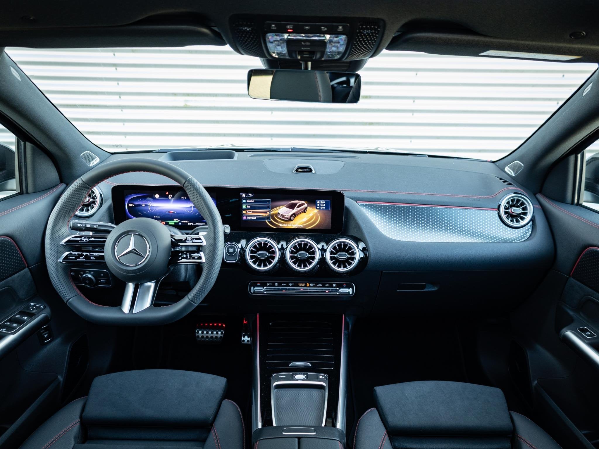 Mercedes-Benz EQA 250+ Business Solution AMG 71 kWh | Panora, Automatische klimaatregeling, Zwart, 445 min, Zwart