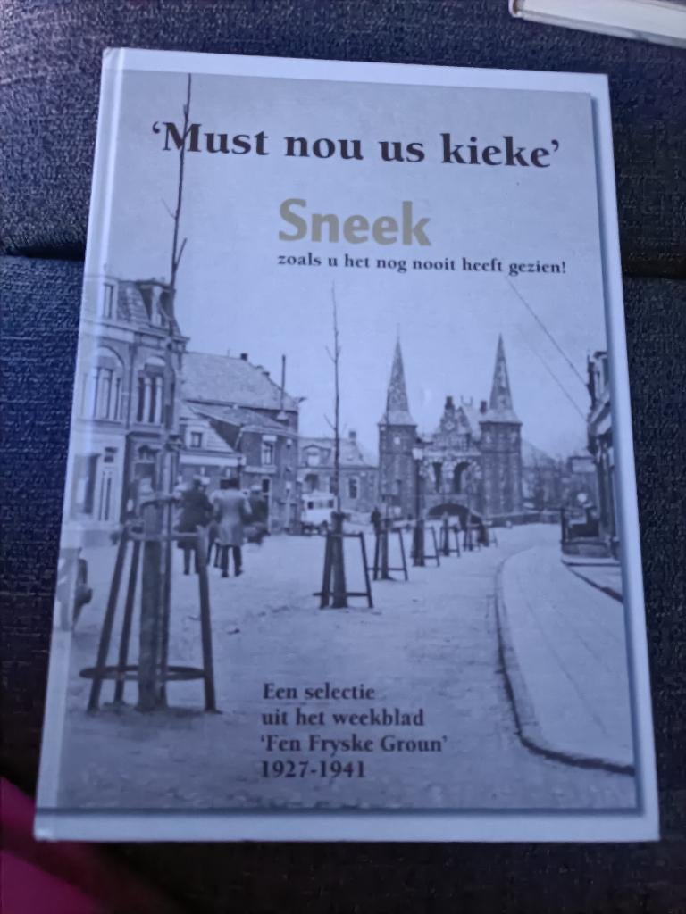 Must nou us kieke, Sneek zoals u het nog nooit heeft gezien, Ophalen of Verzenden, Zo goed als nieuw