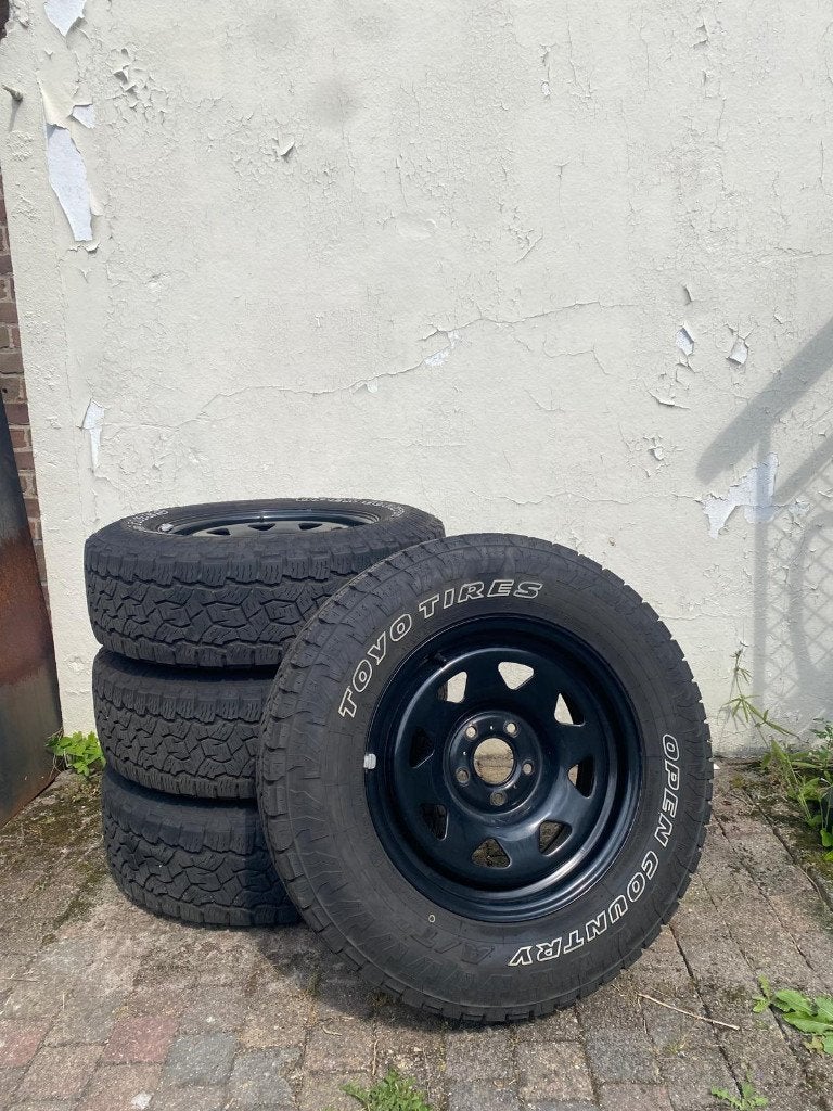 Stalen velg met Toyo Open Country 225/70 R16, Ophalen, Gebruikt, 16 inch, Banden en Velgen