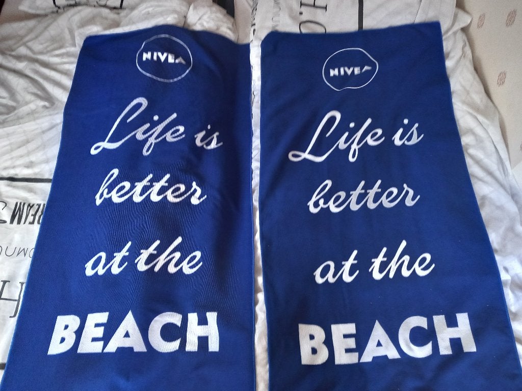 2 strandhanddoeken van Nivea, Ophalen of Verzenden, Nieuw