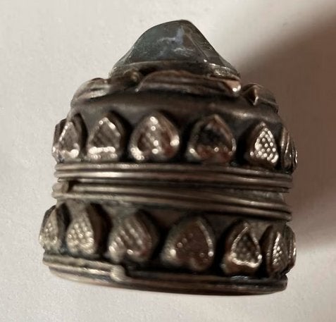 Charmant zilverkleurig trinketdoosje met groene steen, Antiek en Kunst, Ophalen of Verzenden