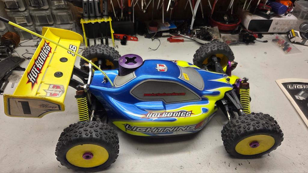 Te koop mooie hot bodies nitro auto, Hobby en Vrije tijd, Gebruikt, Auto offroad, Ophalen of Verzenden, Schaal 1:8