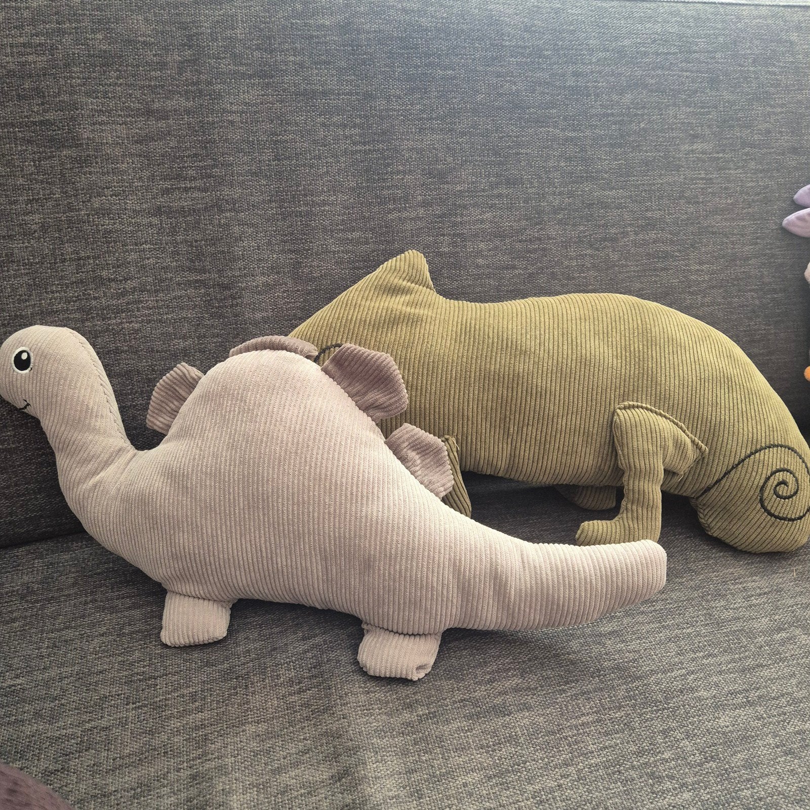 Leuke knuffels: Dinosaurus en Kameleon, Dinosaurus, Grijs, Ophalen of Verzenden, Zo goed als nieuw