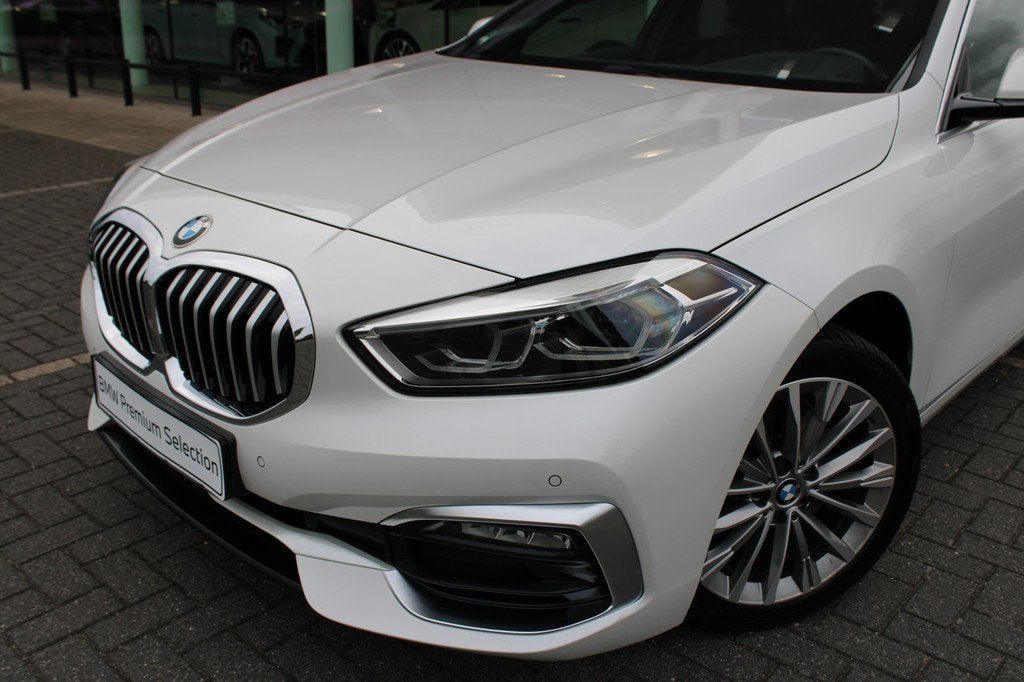 BMW 1 Serie 118i High Executive Automaat / Sportstoelen / Ad, 136 pk, Gebruikt, Met garantie (alle), Wit