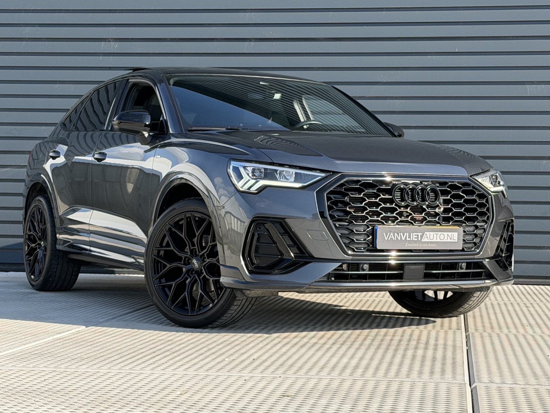 Audi Q3 Sportback 35 TFSI S Edition PANO DAK / 20 INCH / Cam, 15 km/l, 4 cilinders, Leder en Stof, Bedrijf