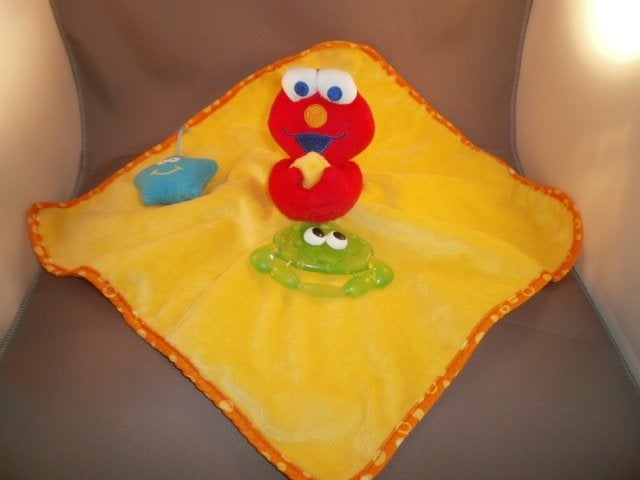 Sesamstraat Elmo tut doek geel rood met piep 35x35 cm piep, Kinderen en Baby's, Speelgoed | Knuffels en Pluche, Overige karakters