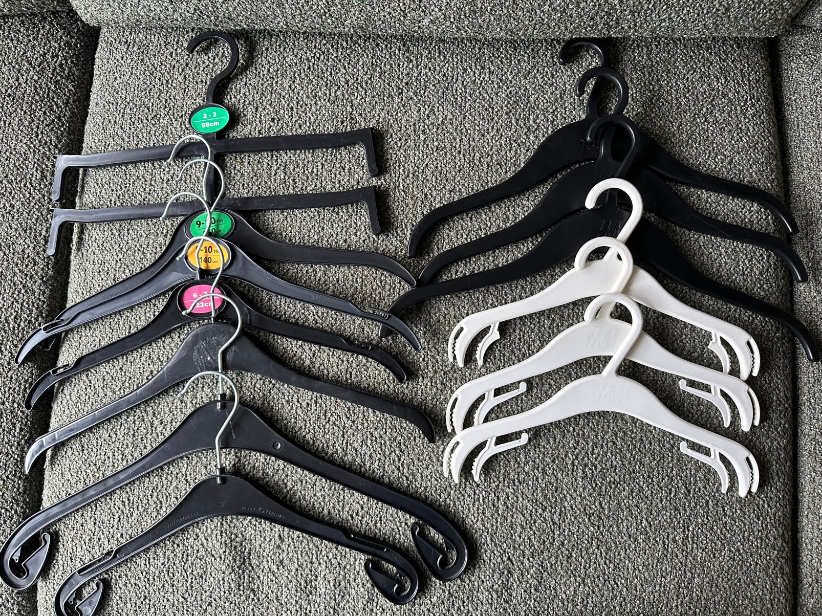 14 Plastic kleerhangers, Kleding | Dames, Kledinghangers, Ophalen, Gebruikt, Kunststof, Kinderen