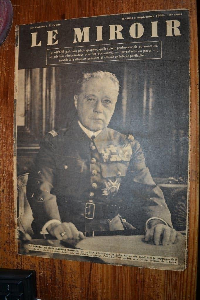 FRANKRIJK KRANT WW2 1939 SOLDATEN GENERAAL, Verzamelen, Ophalen of Verzenden, Overige soorten, Duitsland, Lintje, Medaille of Wings