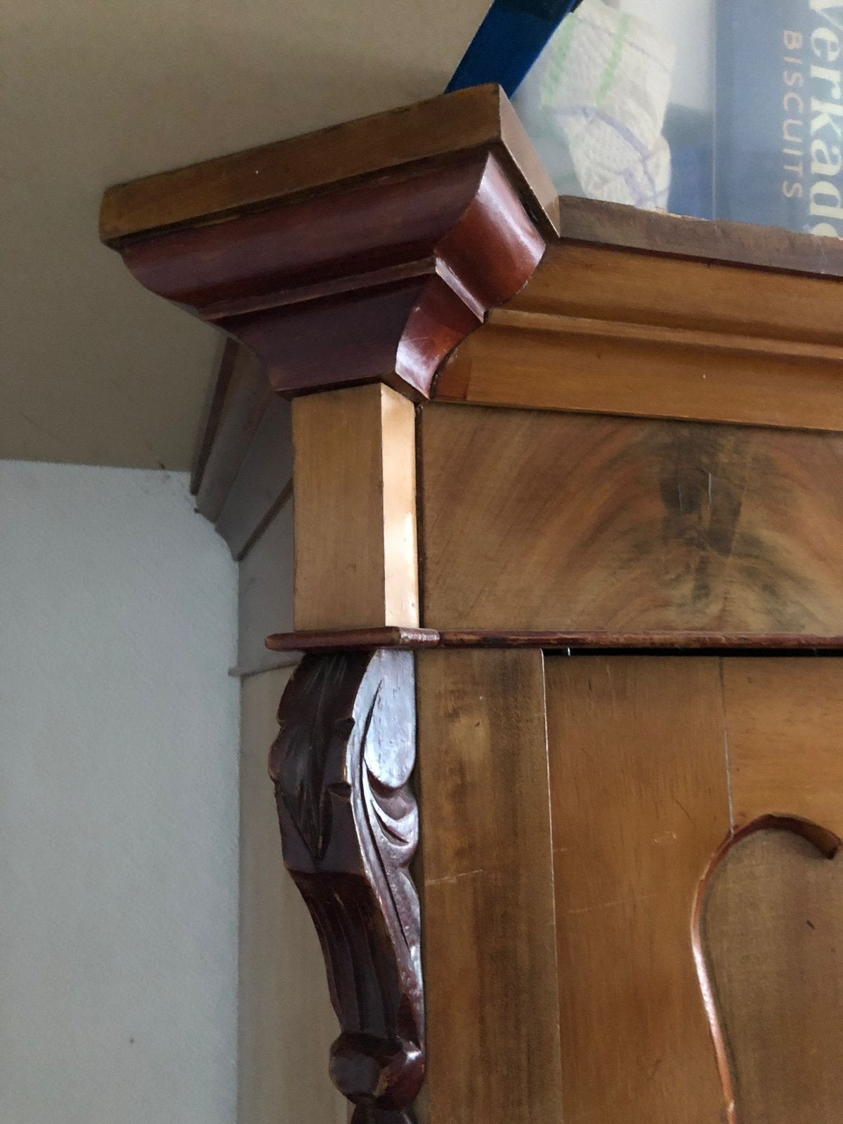 Antieke houten kast met paneel deuren, Ophalen
