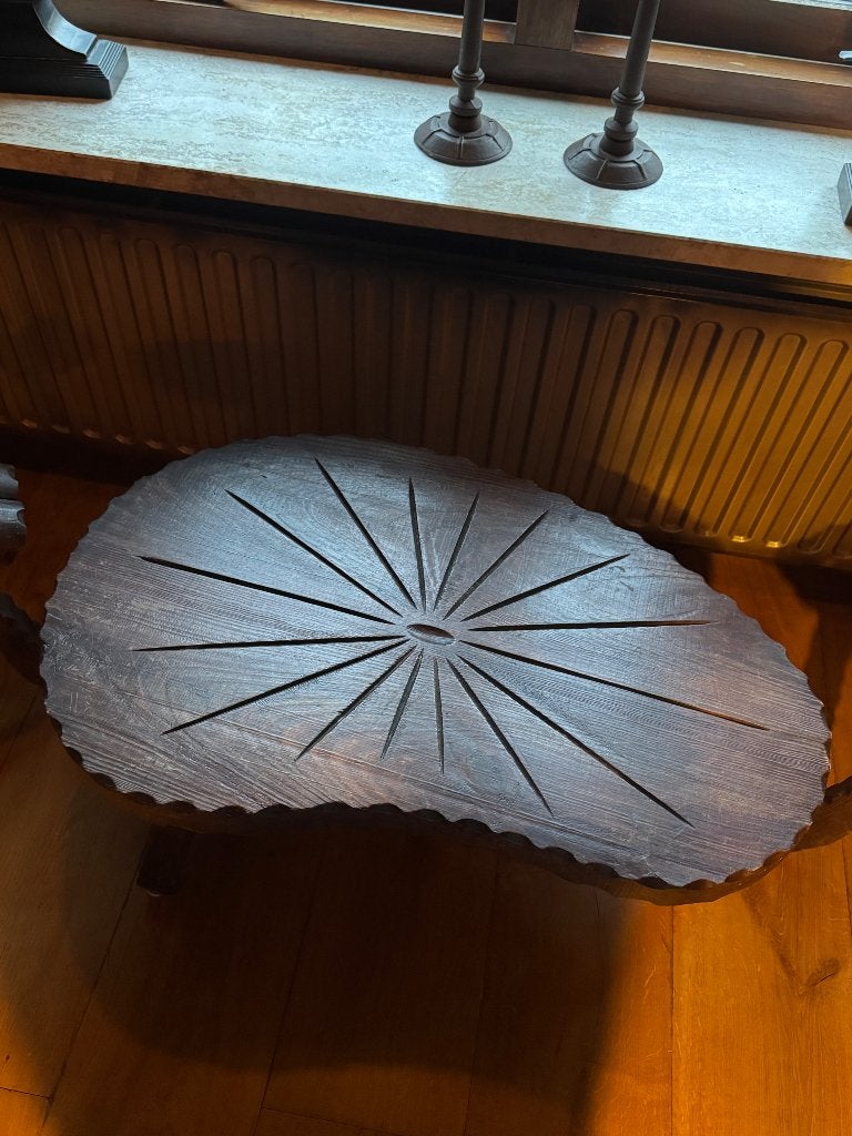 Oude antieke tafel met stoelen, Ophalen