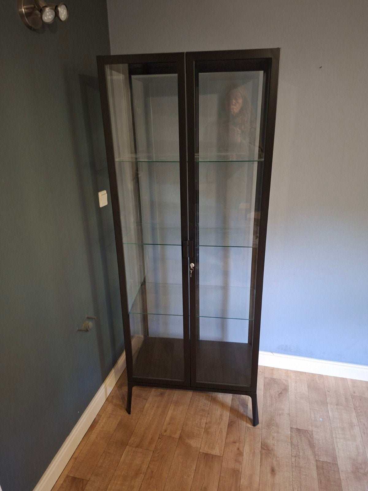 Ikea MILSBO vitrinekast - Zo goed als nieuw, Huis en Inrichting, Ophalen, Met deur(en), 50 tot 100 cm, Zo goed als nieuw