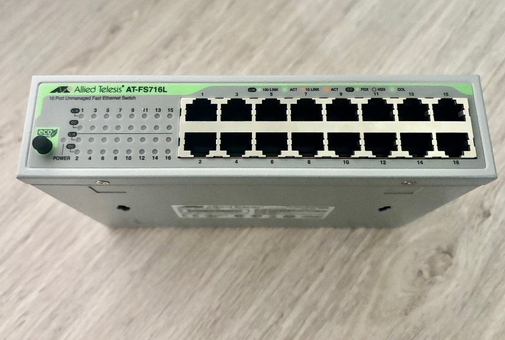 ALLIED TELESYS - 16-poorts Fast Ethernet Switch - AT-FS716L, Computers en Software, Netwerk switches, Ophalen of Verzenden, Zo goed als nieuw