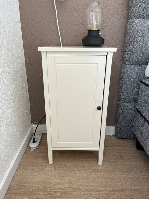 twee leuke crème kleurige nachtkastjes