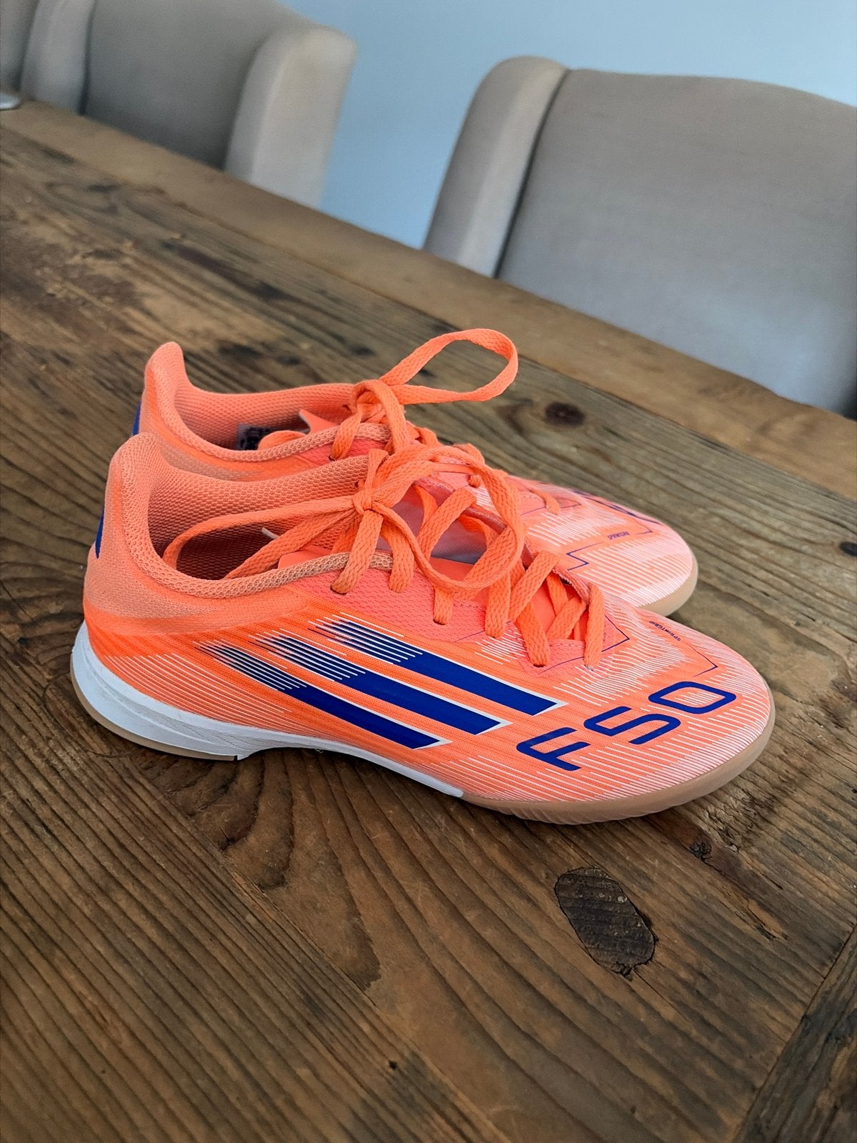Adidas schoenen. Zaalschoenen maat 34 - Oranje/Blauw, Ophalen of Verzenden, Zo goed als nieuw, Schoenen