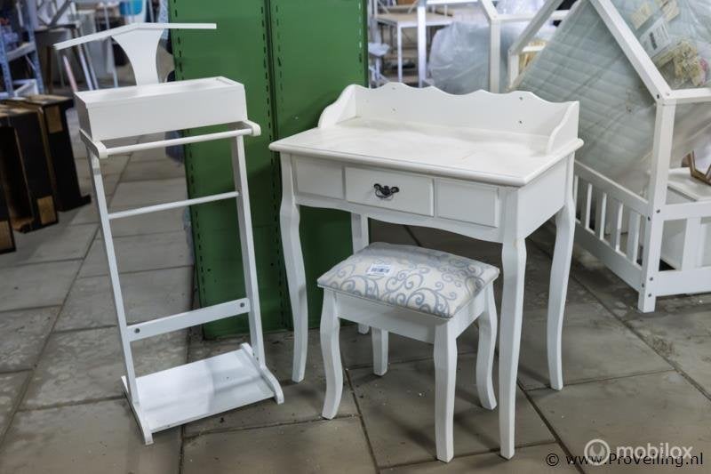 Online Veiling: Bureau incl. dressboy