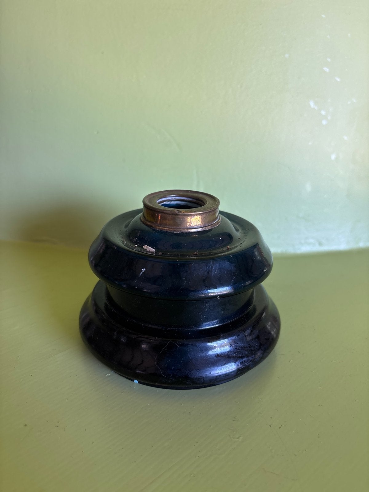 Antieke inktpot of kandelaar; donker glas met messing rand, Ophalen of Verzenden