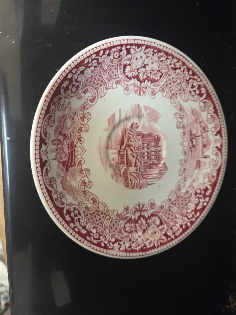 Antiek schoteltje met rood-wit patroon