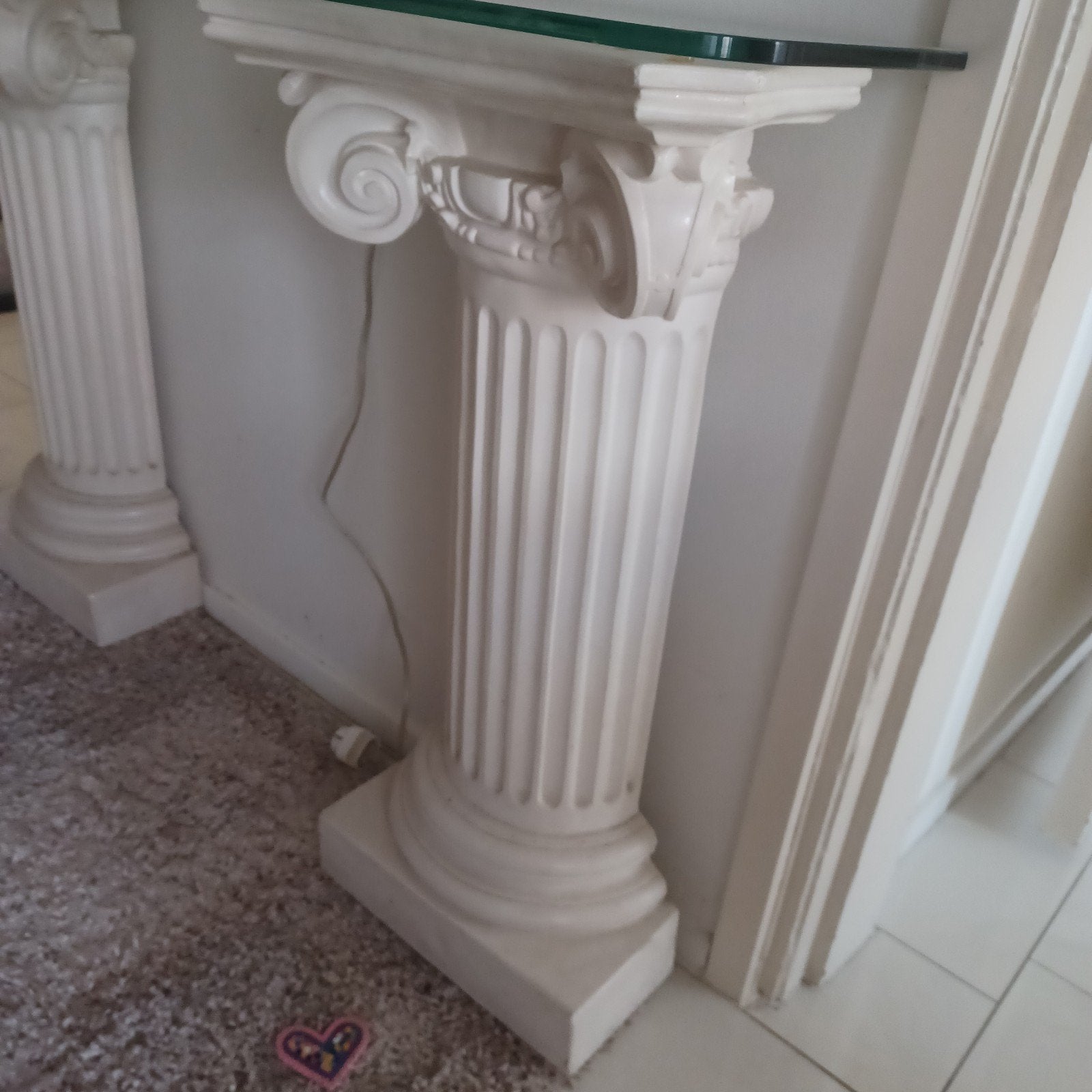 2x smalle griekse/romeinse pilaar/zuil met glasplaat  125€, Ophalen, Gebruikt