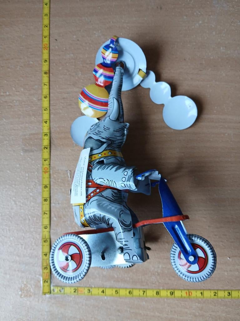 Vintage olifant op fiets met doos, Ophalen