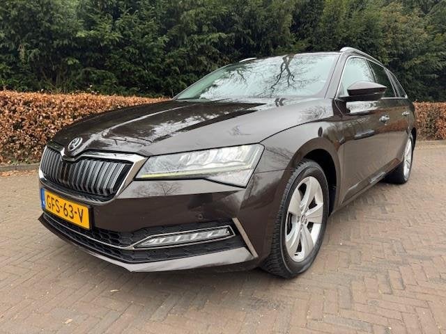 Skoda Superb COMBI 1.4TSI Iv Business Edition Plus/VIRTDASH/, Auto's, Skoda, Automaat, Gebruikt, Euro 6, Bruin