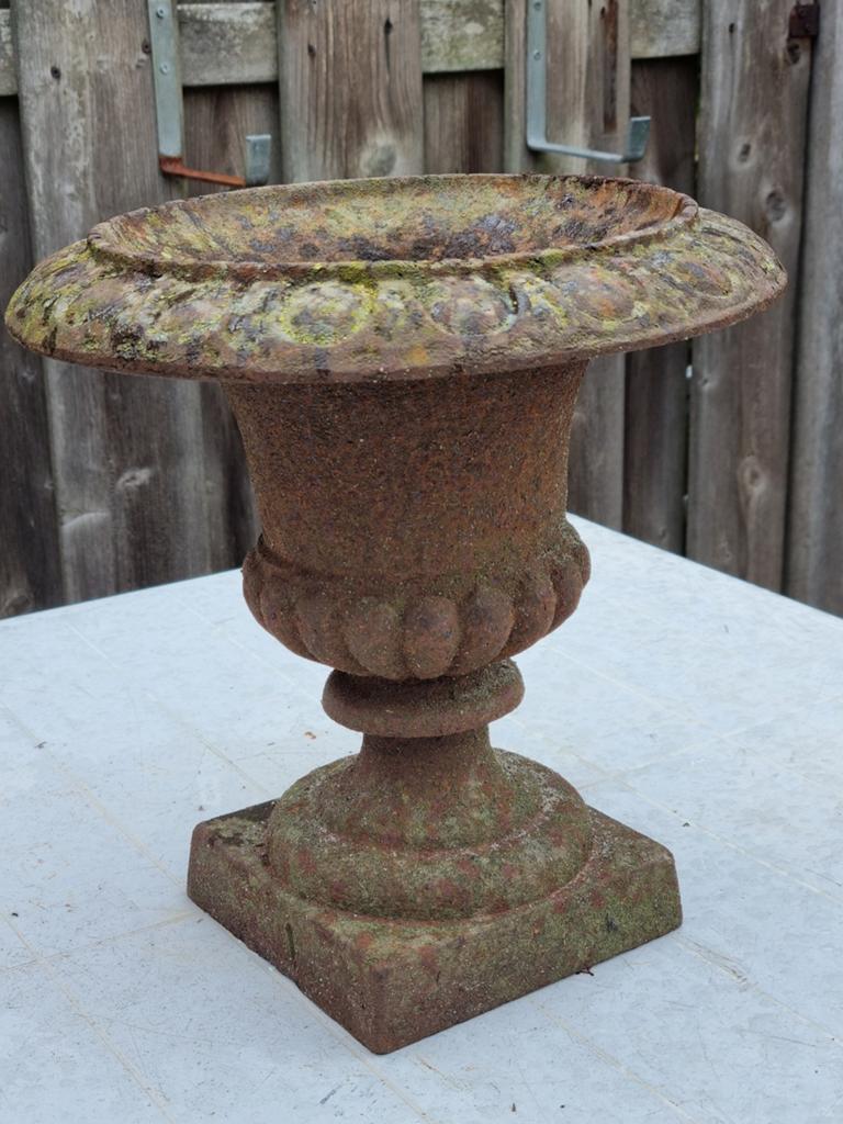 Oude gietijzeren  louvre  bloempot
 28 cm, Ophalen