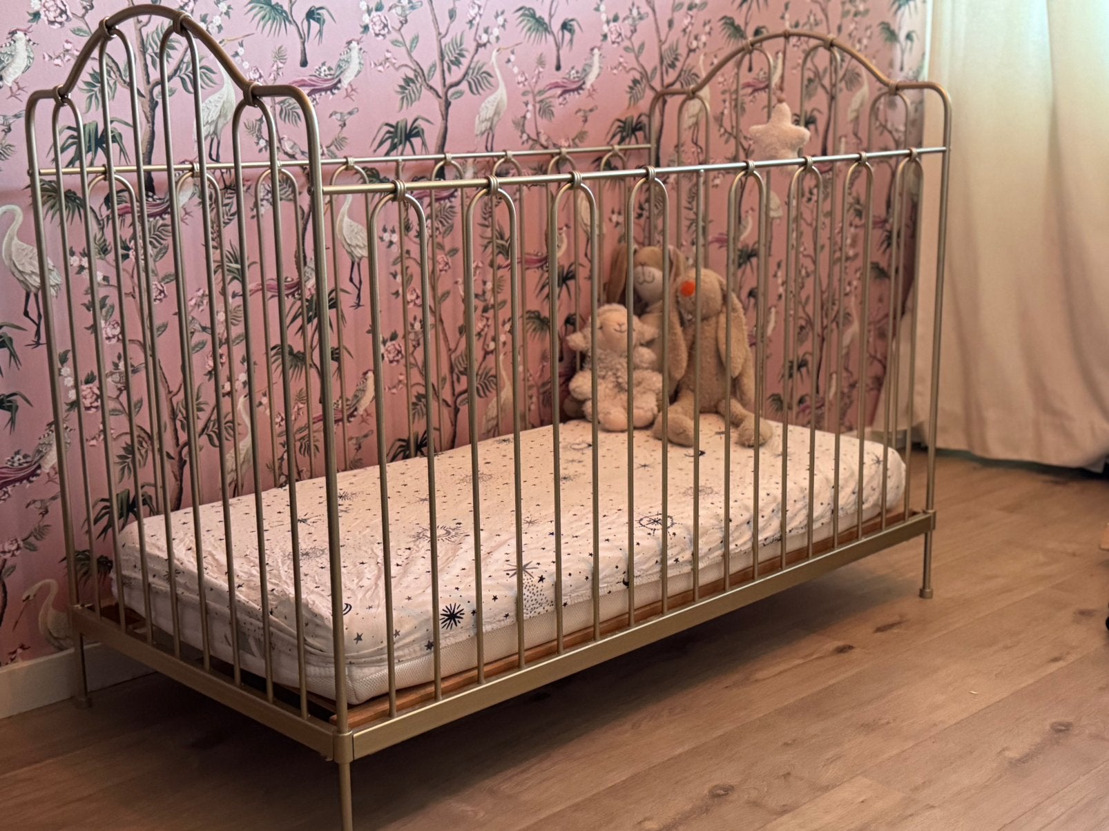 Prachtig vintage gouden stalen baby bedje + matras, Antiek en Kunst, Ophalen of Verzenden