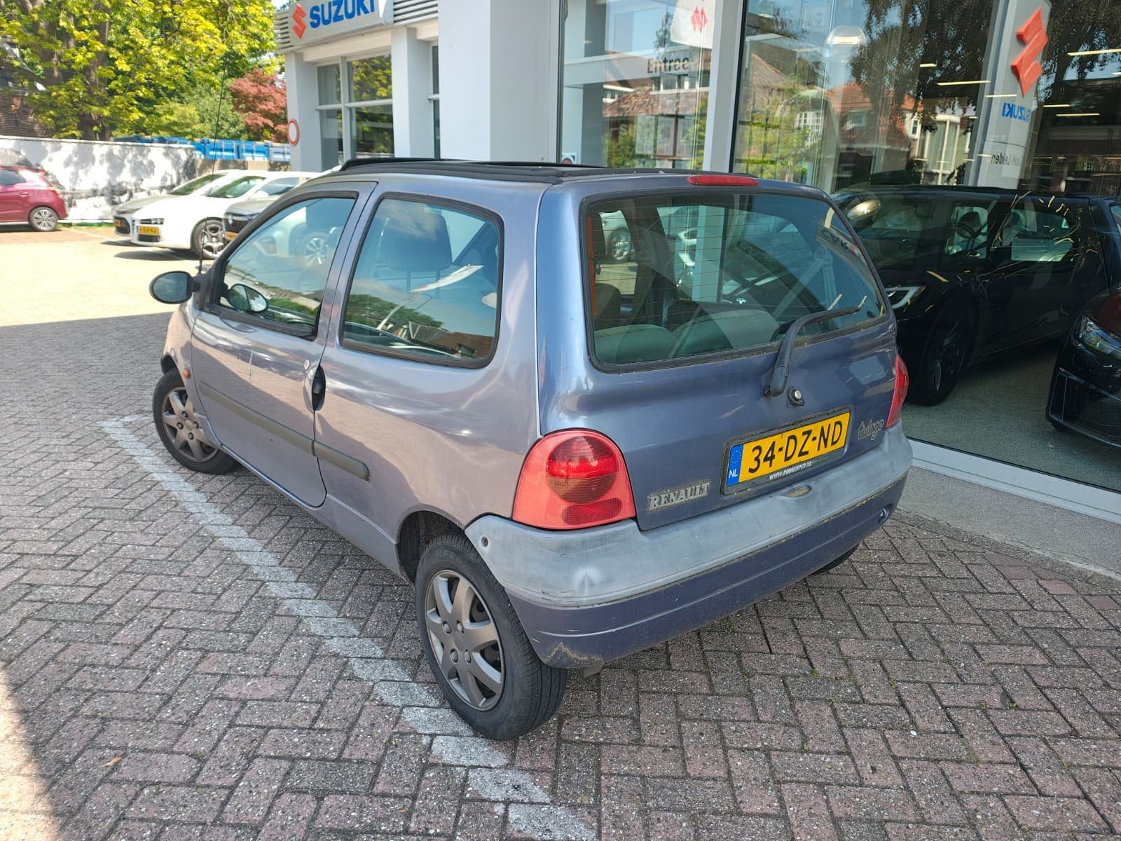 Renault Twingo 1.2 AIR met APK tot 30-10 (bj 2000), Auto's, Oldtimers, Voorwielaandrijving, Elektrische ramen, Origineel Nederlands
