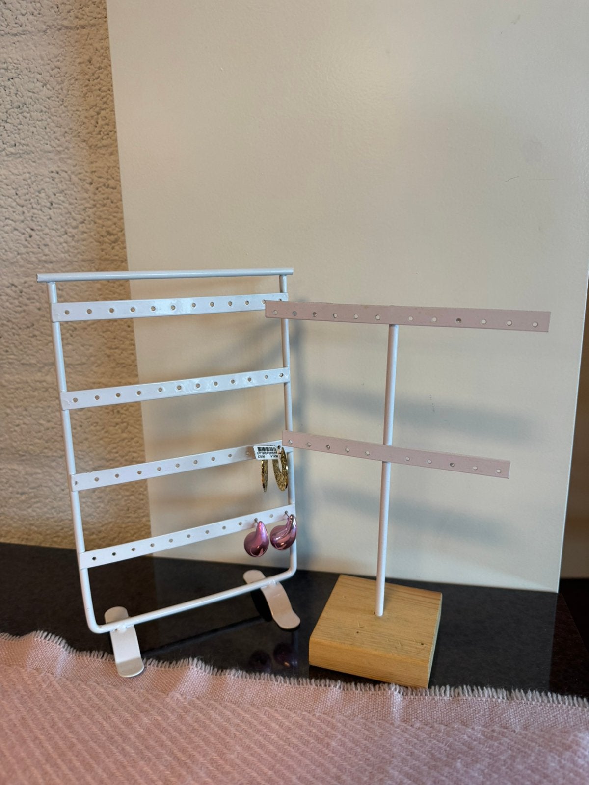 2x oorbellen displays met 2 oorbellen, Ophalen of Verzenden, Zo goed als nieuw, Overige materialen