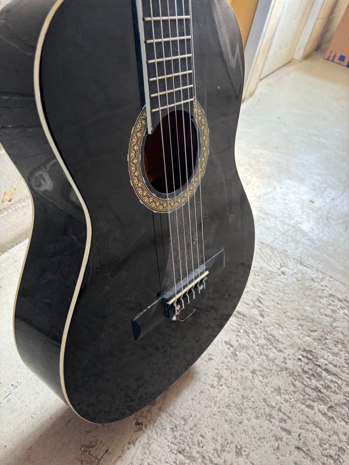 Zwarte Gitaar, Muziek en Instrumenten, Snaarinstrumenten | Gitaren | Akoestisch, Ophalen, Gebruikt, Klassieke of Spaanse gitaar