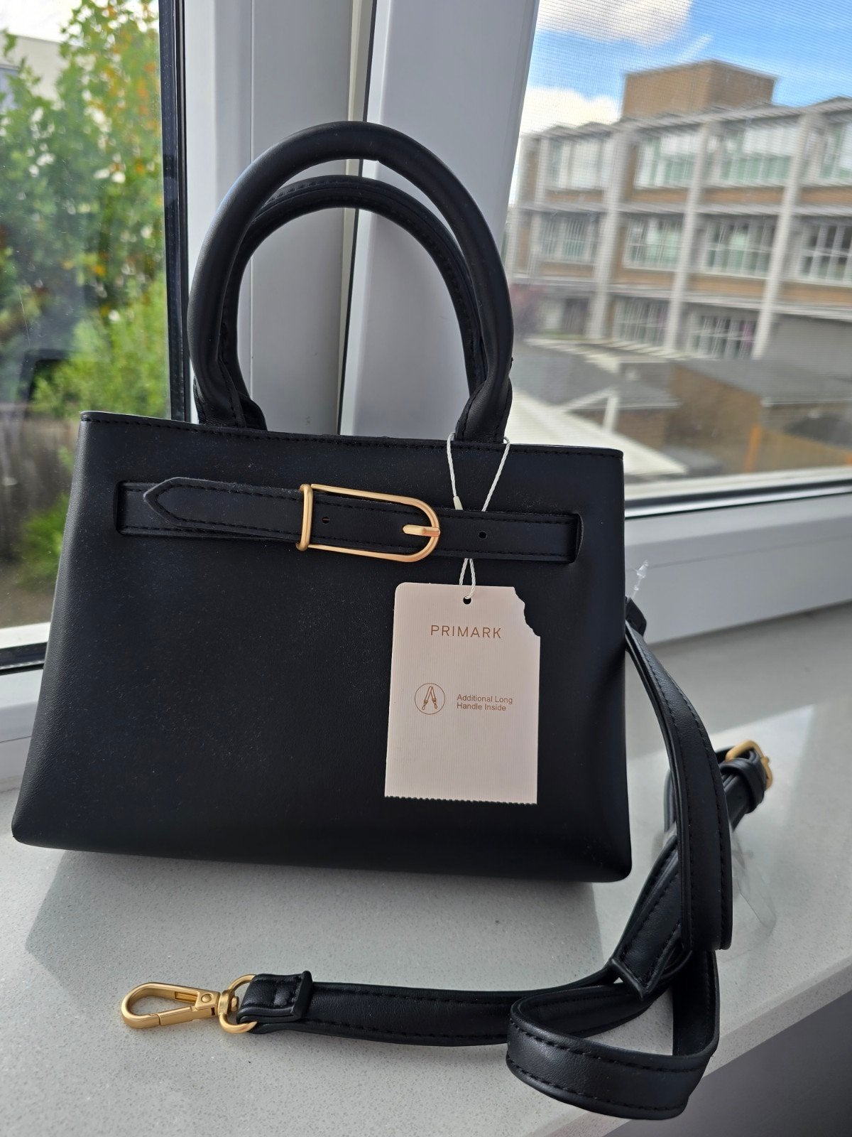 Primark Zwarte Handtas met Gouden Gesp en Lange Band, Sieraden, Tassen en Uiterlijk, Ophalen of Verzenden, Nieuw, Zwart, Handtas