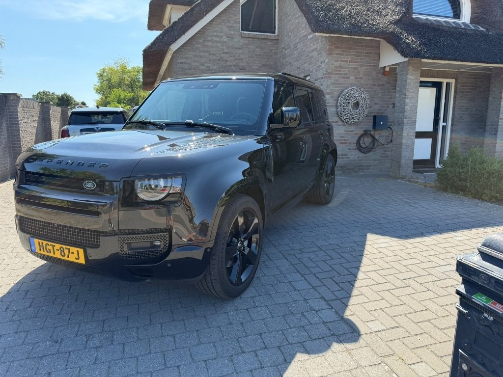 Foto 12 van Land Rover Defender P300e 300pk Phev AWD Aut 2025 Zwart