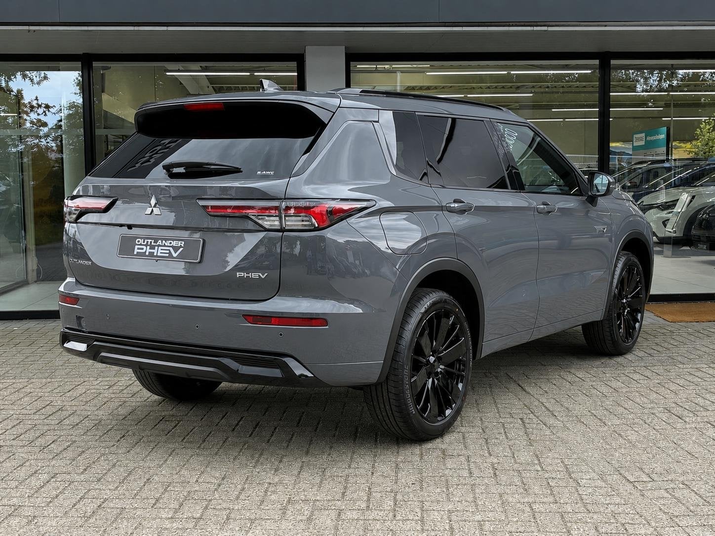 Mitsubishi Outlander 2.4 PHEV Black Edition NIEUW UIT VOORRA, Auto's, Automaat, 2095 kg, Outlander, 4 cilinders