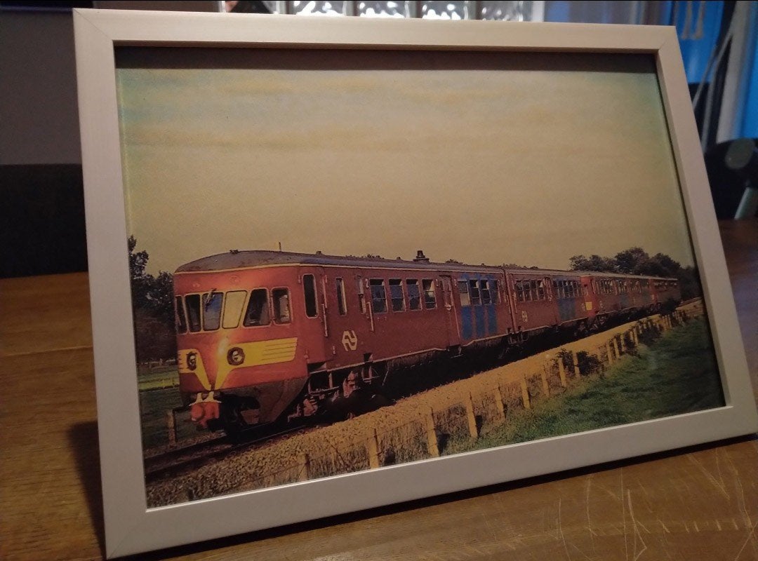 Poster NS DE 2 Diesel, Ophalen of Verzenden, Zo goed als nieuw, Trein, Kaart of Prent