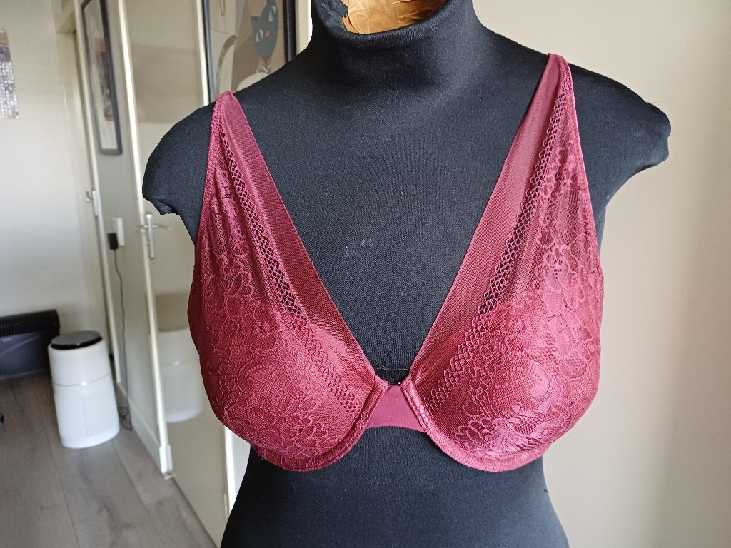 Nieuwstaat donkerrode kant BH Manguun mt 85 C, Manguun, Ophalen of Verzenden, Rood, BH