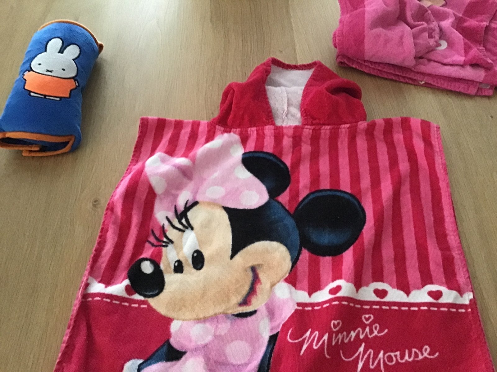 2 badcapes en 1 kussen - Zo goed als nieuw, Kinderen en Baby's, Verzenden, Zo goed als nieuw