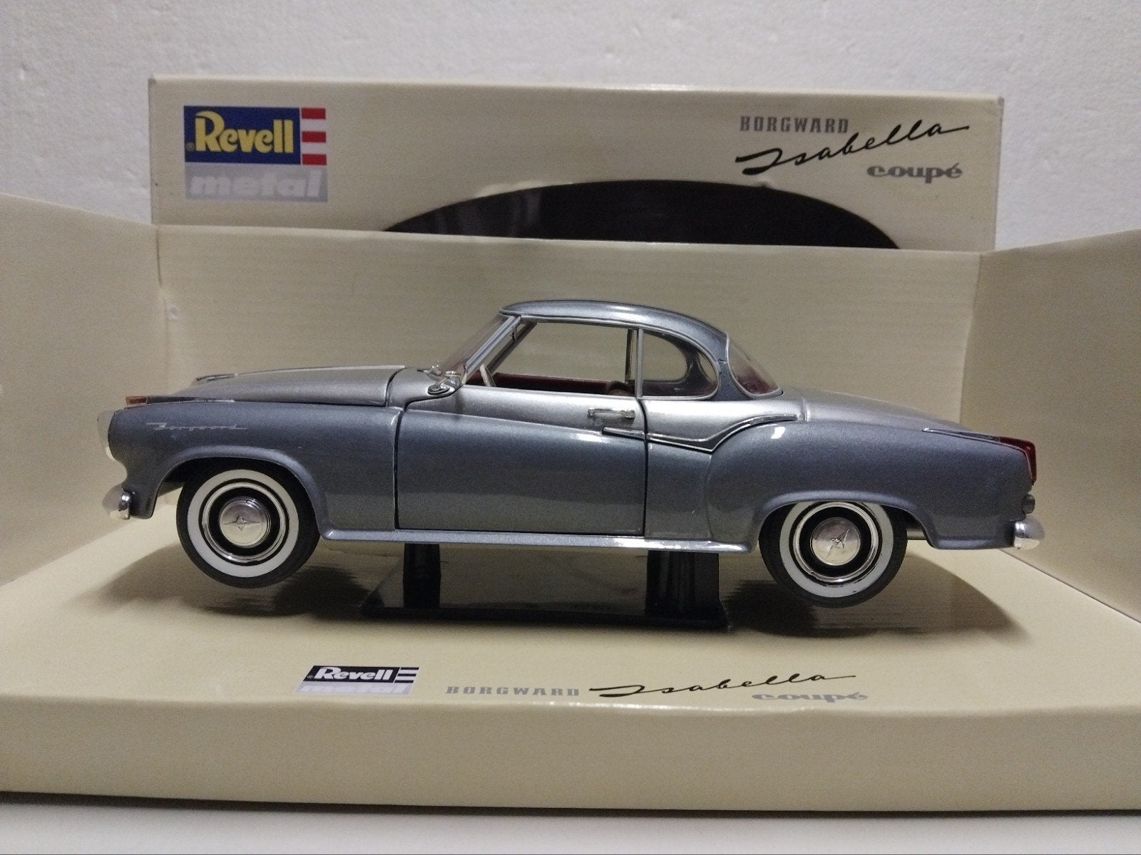 Borgward Isabella Coupe 2 kleuren grijs Revell 1:18 KRD, Hobby en Vrije tijd, Modelauto's | 1:18, Ophalen of Verzenden, Zo goed als nieuw