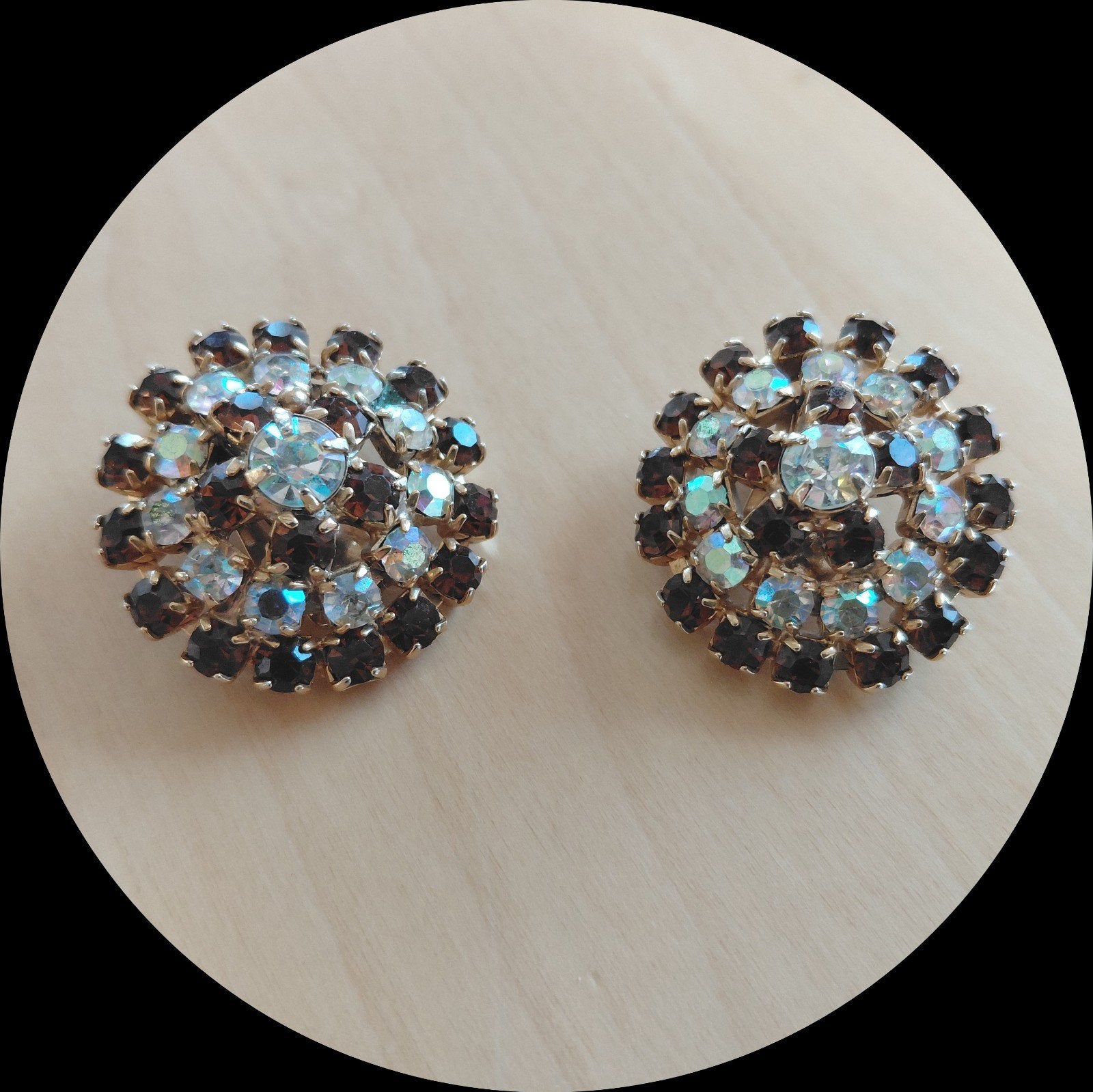 Costume Oorclips, Donkerbruin + Aurora Borealis., Ophalen of Verzenden, Overige materialen, Oorbellen