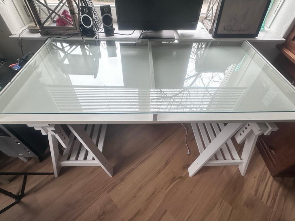 Stijlvol bureau met glazen blad en verstelbare houten poten, Ophalen, Gebruikt, In hoogte verstelbaar, Glas