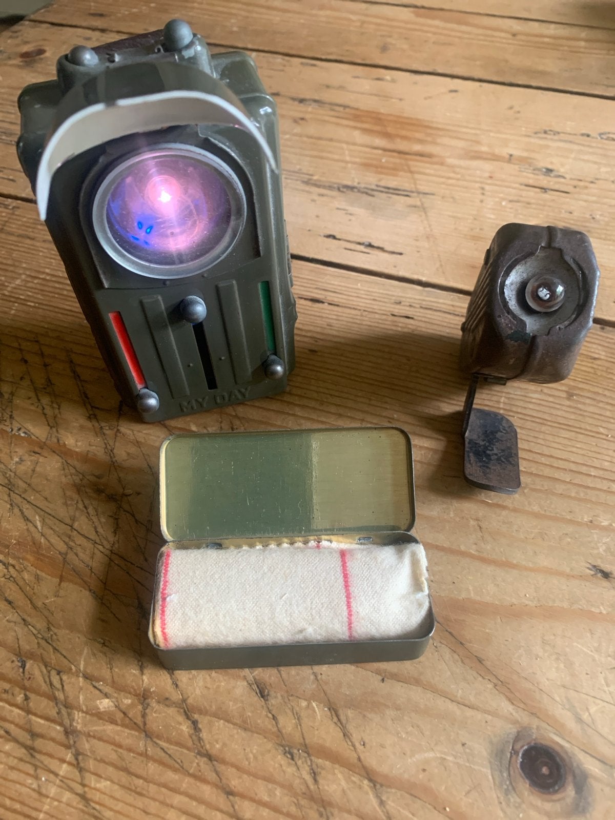 Vintage Militaire Zaklamp en Brillenzalf voor Gasmaskers, Verzamelen, Militaria | Algemeen, Ophalen of Verzenden, Overige soorten