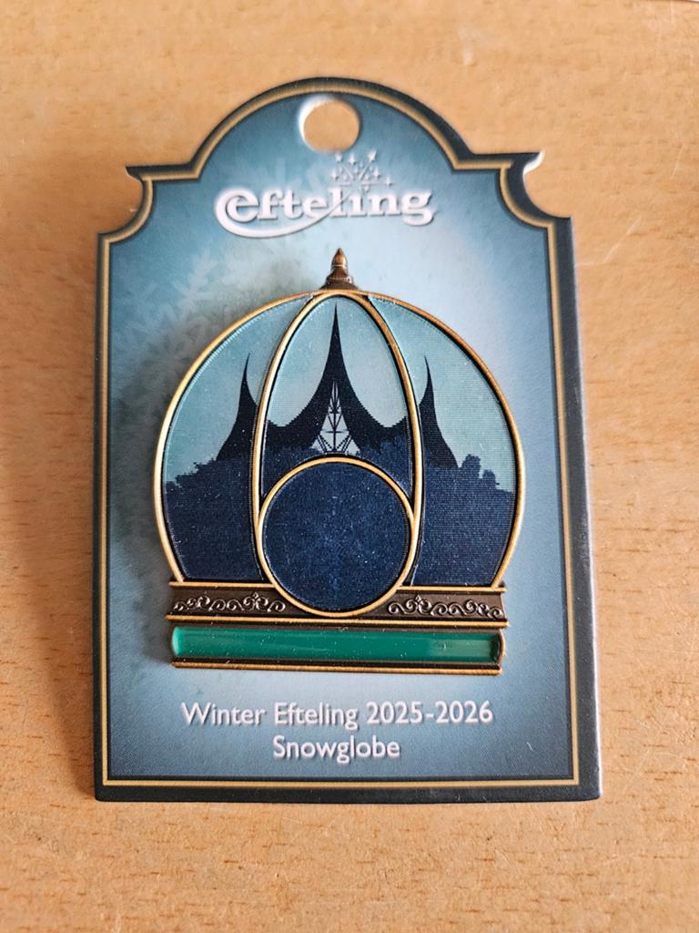Efteling Winter Efteling 2025-2026 Snowglobe Pin, Verzamelen, Efteling, Ophalen of Verzenden, Nieuw, Button of Speldje