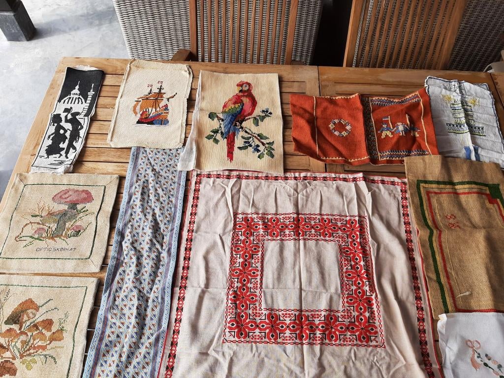 11 verschillende borduurwerkjes / kleedjes/omslagen etc, Ophalen of Verzenden