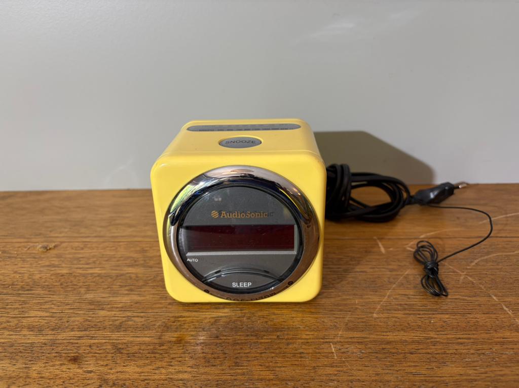Vintage gele kubus wekkerradio Audio Sonic CL-451.704, Ophalen of Verzenden, Zo goed als nieuw