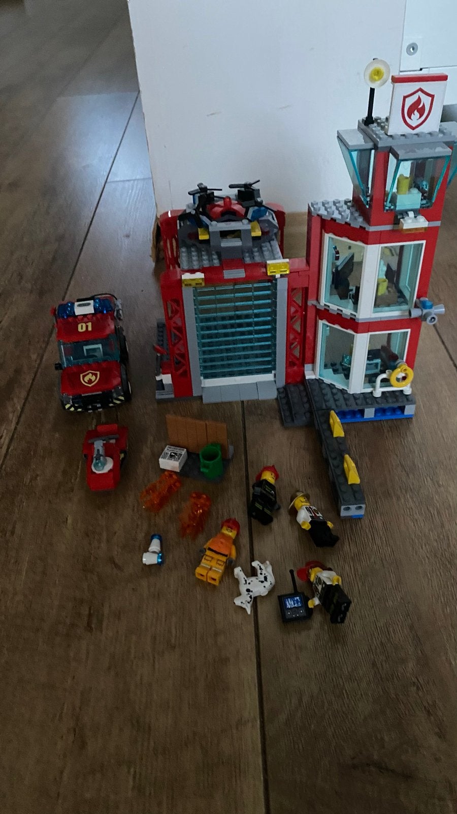 Lego City Brandweerkazerne met voertuigen en figuren, Lego, Ophalen of Verzenden, Inclusief accessoires, Complete set