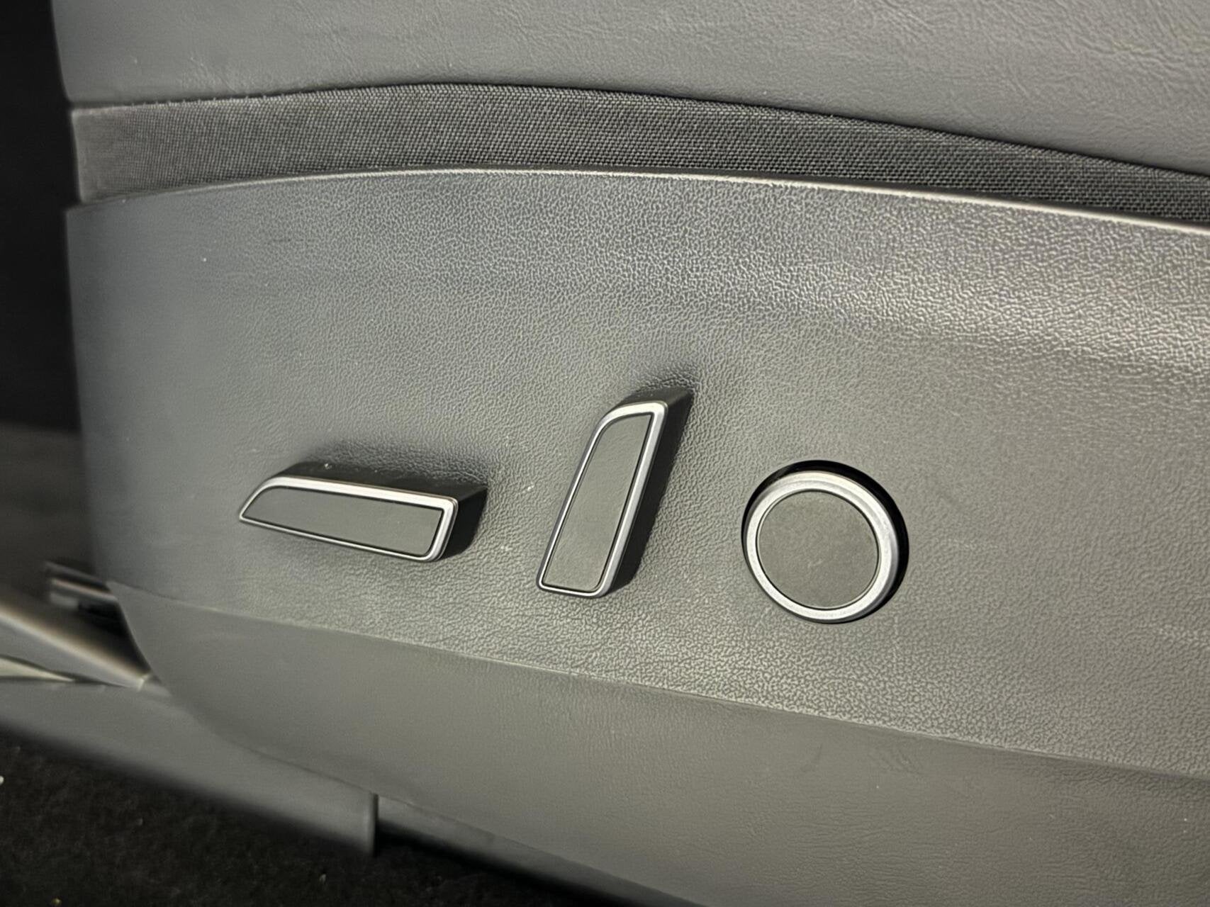 Foto 21 van Tesla Model Y RWD 58 kWh 92% SOH Black Edition Trekhaak FSD